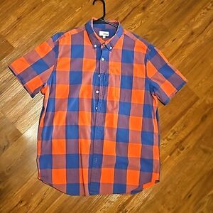 Like new Sonoma short sleeve button down.. excellent condition..0 flaws